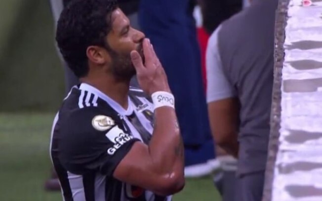 Hulk manda beijinhos para a torcida do Flamengo