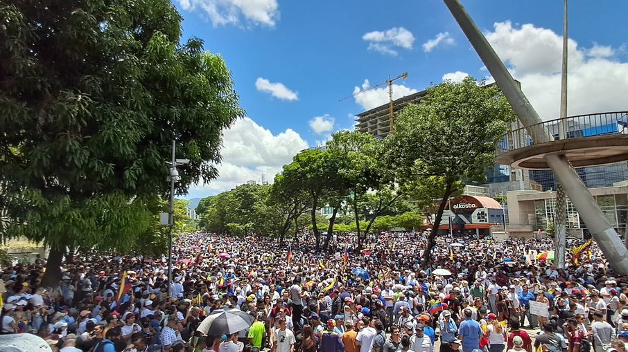 Protestos contra Maduro explodem em Caracas, Venezuela