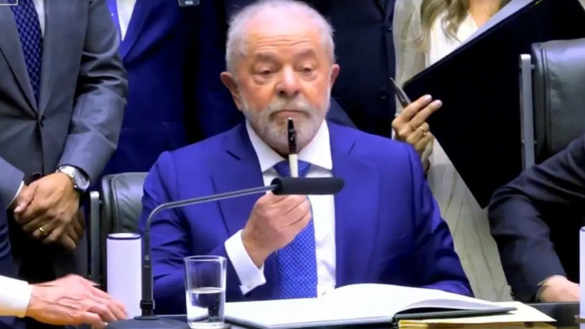Lula assinou posse com caneta que o acompanha desde 1989