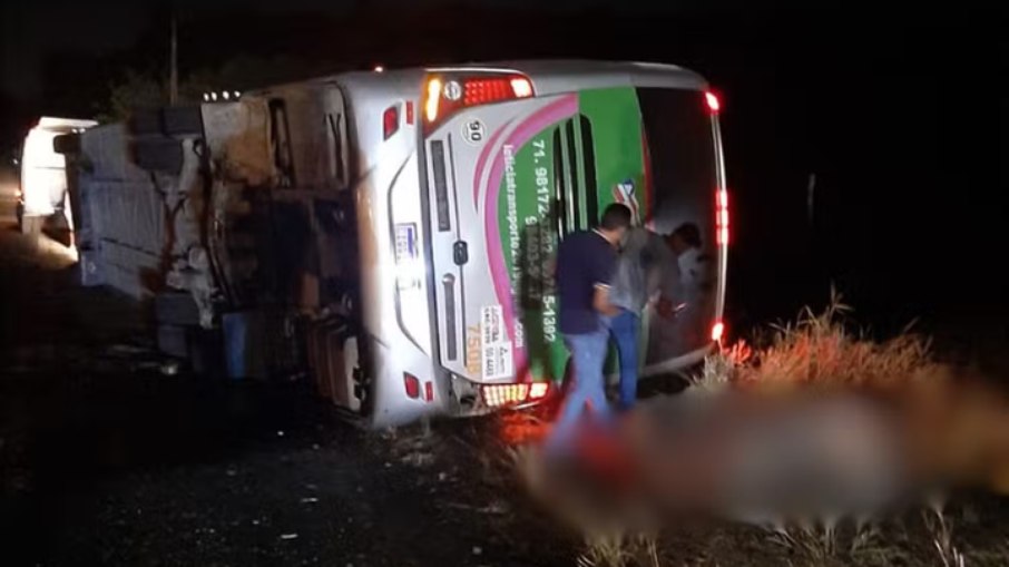 Ônibus tombou na BR-110, na zona rural do município de Catu 