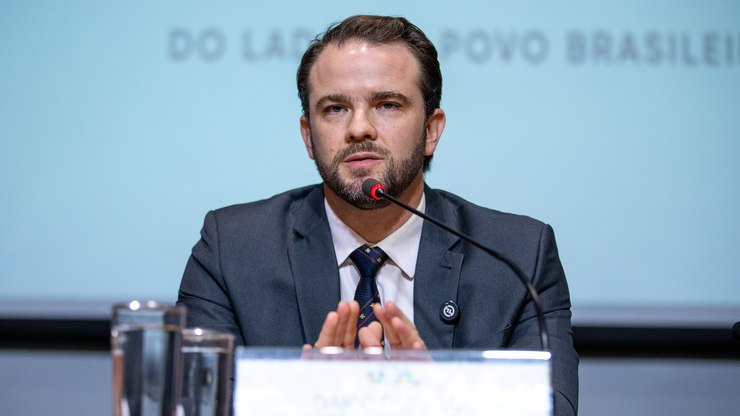 Governo quer reduzir impostos para conter preços dos combustíveis