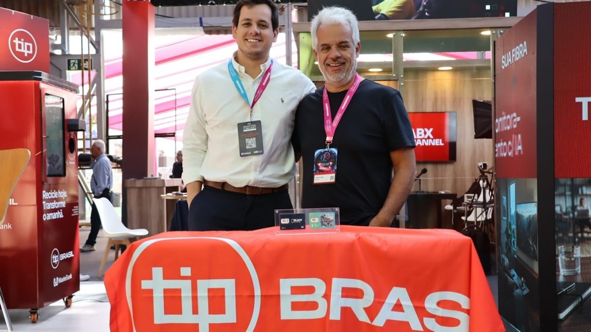 Pai e filho juntos no CIW 2026: Cristiano Alves, diretor Comercial da TIP Brasil, ao lado do pai, Alexandre Alves, proprietário da TIP Brasil e da Wave Technologies