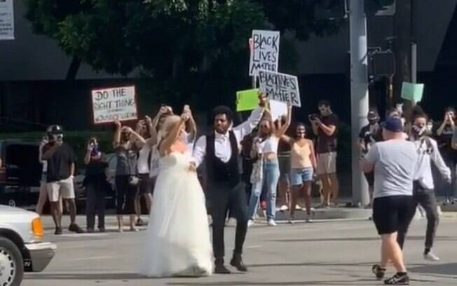 O casal estava fazendo as fotos do casamento quando decidiu participar das manifestações contra o racismo