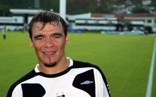 Ex-zagueiro do Santos é preso por tráfico de drogas