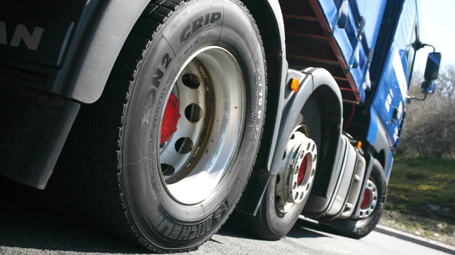 Pneus de caminhão são produzidos para suportar peso elevado, e possuem estrutura reforçada