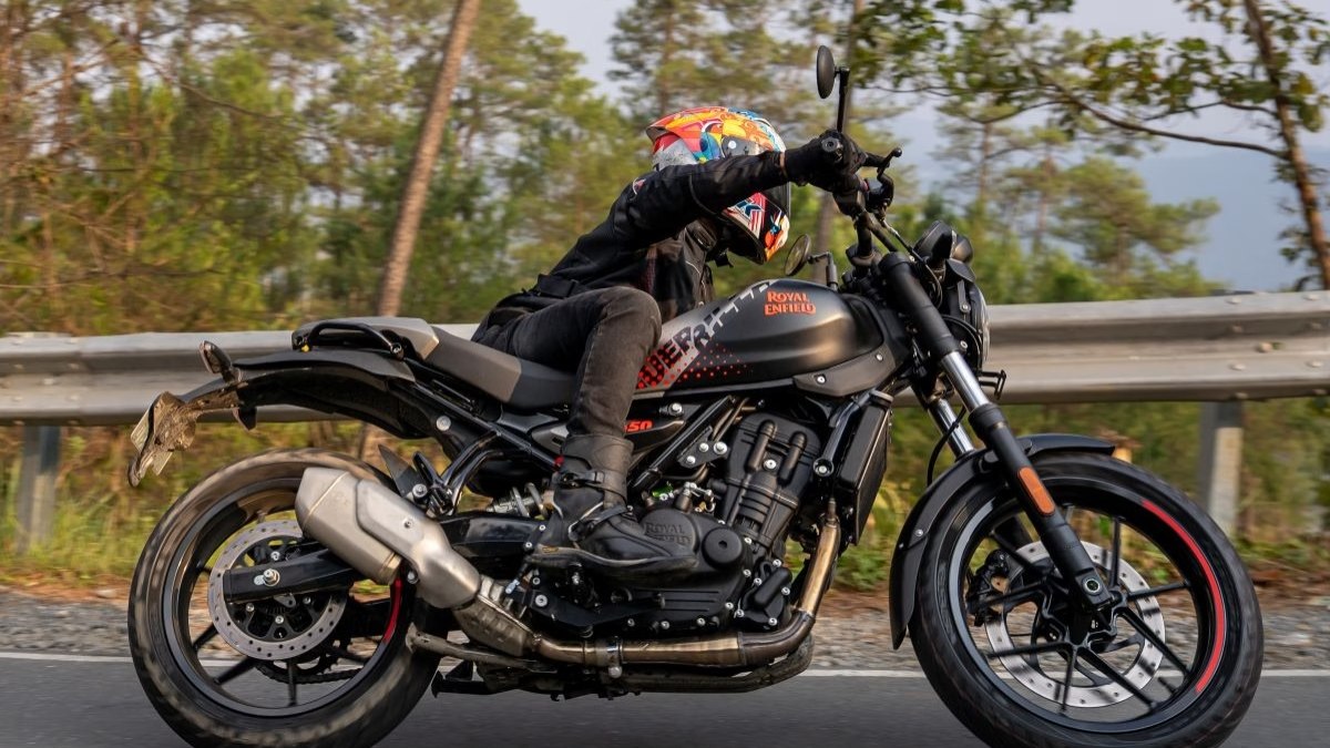 Royal Enfield Guerrilla 450 Apex chega por R$ 30.490