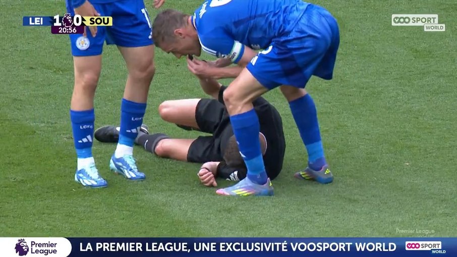 Árbitro é atingido no rosto e jogador do Leicester para partida Árbitro é atingido no rosto e jogador do Leicester para partida