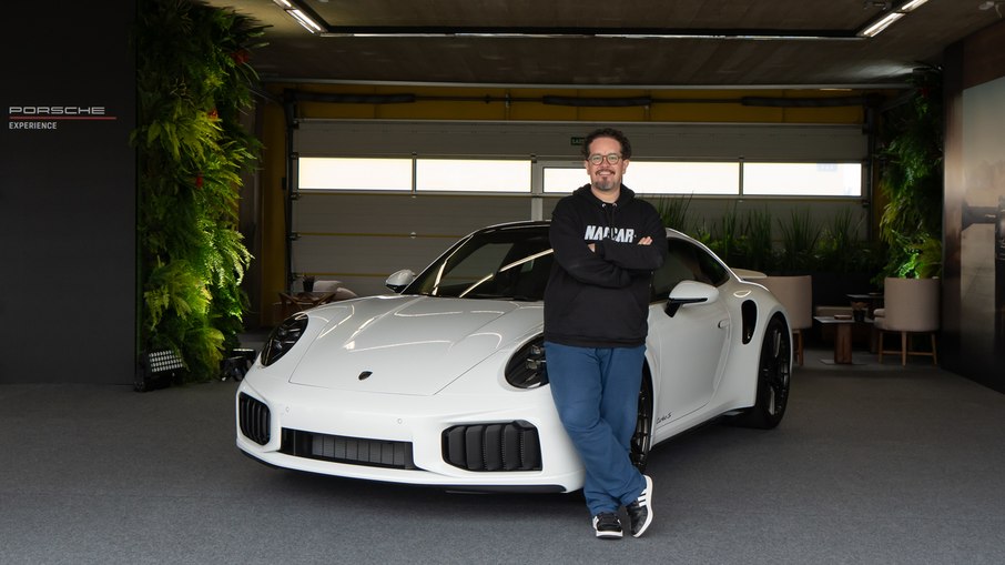Ensaio registra Fernando Naccari com o Porsche 911 Turbo S durante experiência imersiva da marca