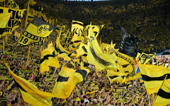 Torcedores do Dortmund agitam bandeiras antes do jogo de ida das semifinais da Liga dos Campeões contra o Paris Saint-Germain, em 1º de maio de 2024, em Dortmund.