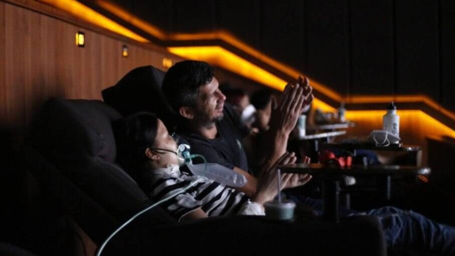 Sophia ao lado do pai no cinema