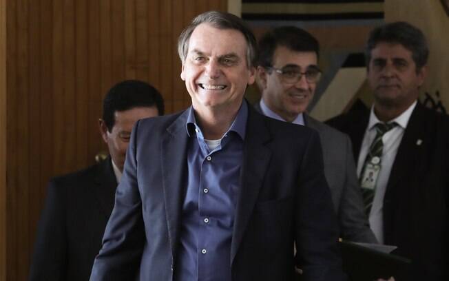 Bolsonaro foi abordado por um grupo de jornalistas na saída da Alvorada