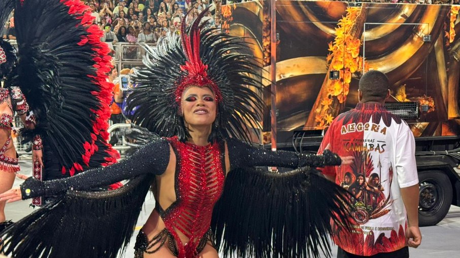 Lexa desfila pela Dragões da Real