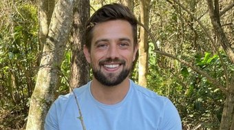 Rafael Cardoso sofre acidente de moto no Mergulhão da Barra