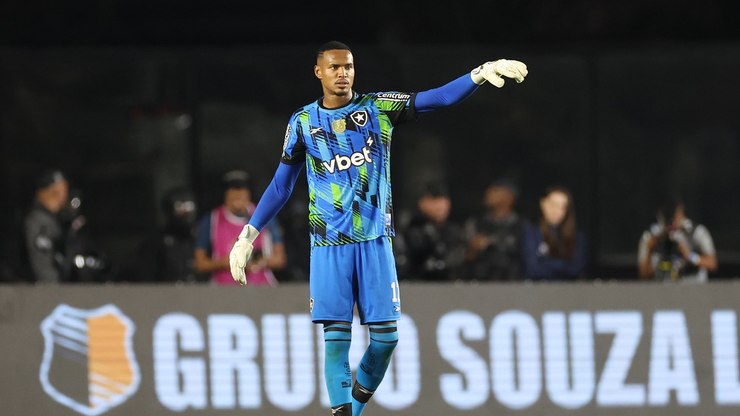 Traidor? Torcida do Botafogo resgata post de John em meio à saída