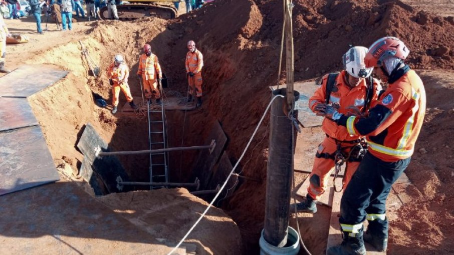 Bombeiros fizeram escavação para retirada de criança