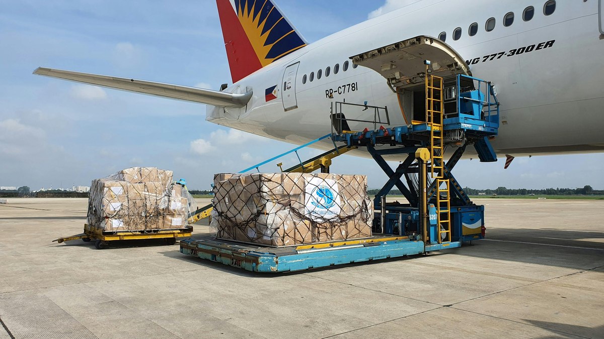 Bryan Robson se enviou pelo correio em uma caixa de madeira. Bryan Robson se enviou pelo correio em uma caixa de madeira.