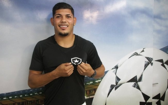 El Toro fica! Botafogo renova com Erison até 2025