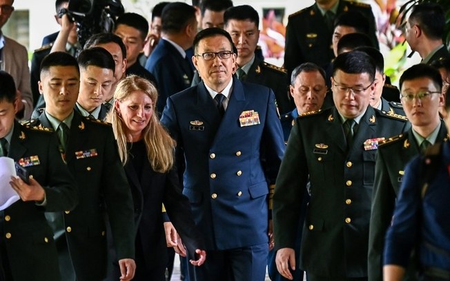 O ministro da Defesa chinês, Dong Jun (centro), após sua reunião com seu homólogo dos EUA, Lloyd Austin, em Singapura, em 31 de maio de 2024 O ministro da Defesa chinês, Dong Jun (centro), após sua reunião com seu homólogo dos EUA, Lloyd Austin, em Singapura, em 31 de maio de 2024
