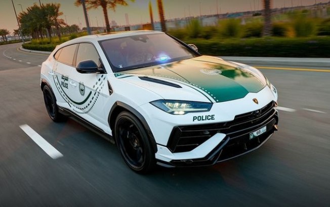 Lamborghini Urus vira super viatura policial em Dubai