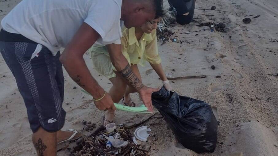 Moradores ajudam na coleta de lixo 