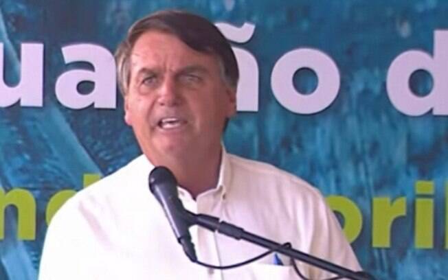 Bolsonaro critica estados que pagam auxílio emergencial