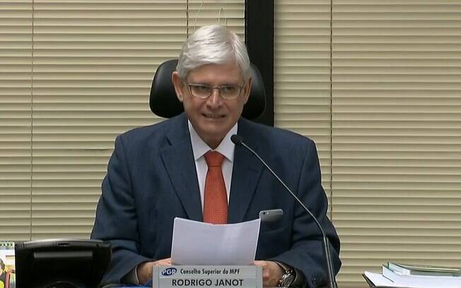 Segundo Janot, parlamentares são acusados de terem recebido R$ 864 milhões em propina, por desvios na Petrobras