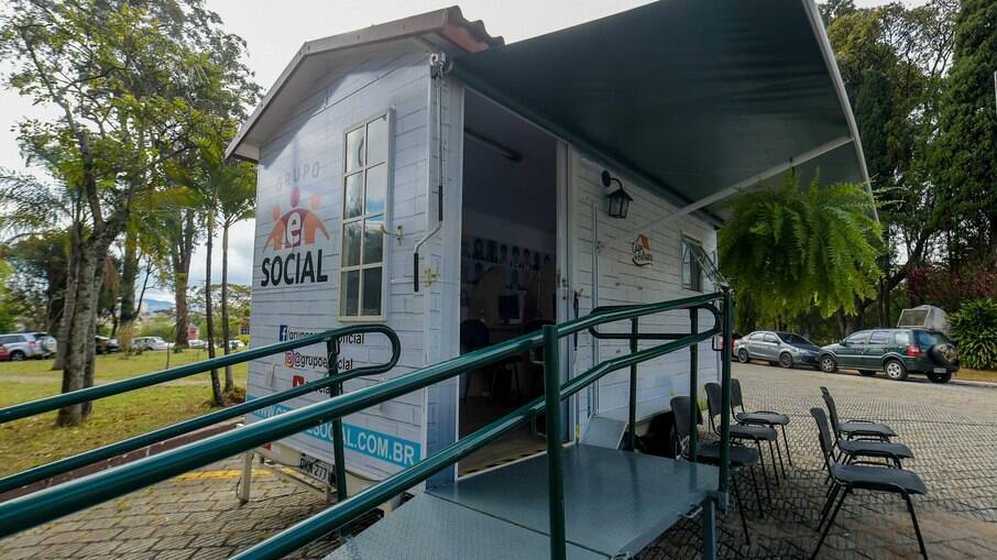 A unidade itinerante funciona em um trailer adaptado que vai aos bairros mais distantes da região central para fazer o atendimento socioassistencial às famílias em situação de vulnerabilidade. A unidade itinerante funciona em um trailer adaptado que vai aos bairros mais distantes da região central para fazer o atendimento socioassistencial às famílias em situação de vulnerabilidade.
