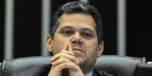 Alcolumbre promulga lei que reduz penas do 8 de janeiro