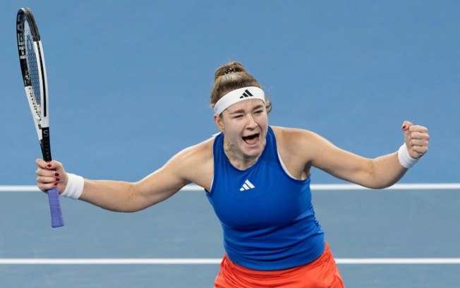 A tcheca Karolina Muchova comemora a vitória sobre a italiana Jasmine Paolini nas quartas de final da United Cup, na Ken Rosewall Arena, em Sydney, no dia 3 de janeiro de 2025.