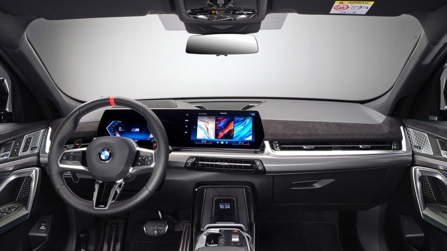 O interior lembra o BMW X1 e trará conectividade via smartphone e Amazon Prime 