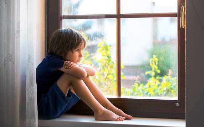 Crianças também pode sentir solidão; cabe aos pais saber lidar com isso