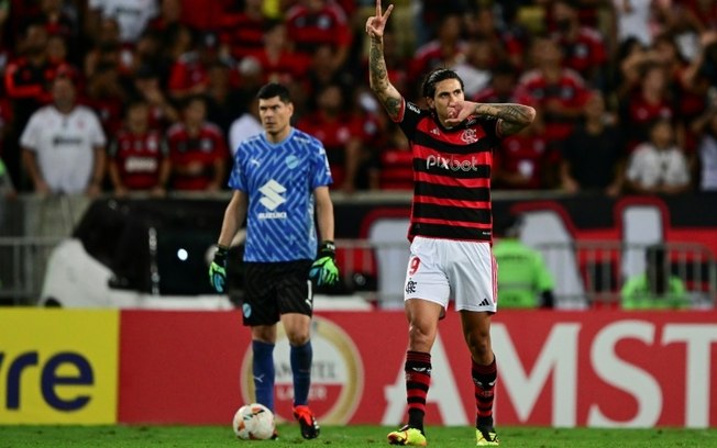 O atacante Pedro, do Flamengo, comemora após marcar na partida de volta da fase de grupos da Copa Libertadores contra o Bolívar, no Maracanã, no Rio de Janeiro, em 15 de maio de 2024.