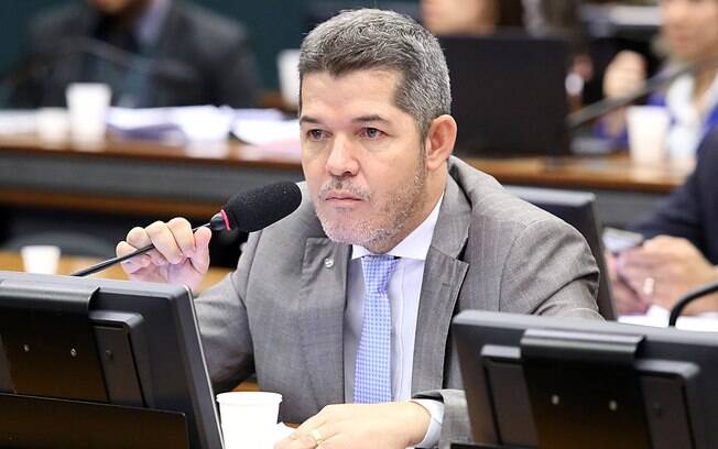 Líder do PSL na Câmara, Delegado Waldir, atacou a articulação política do governo e o filósofo Olavo de Carvalho