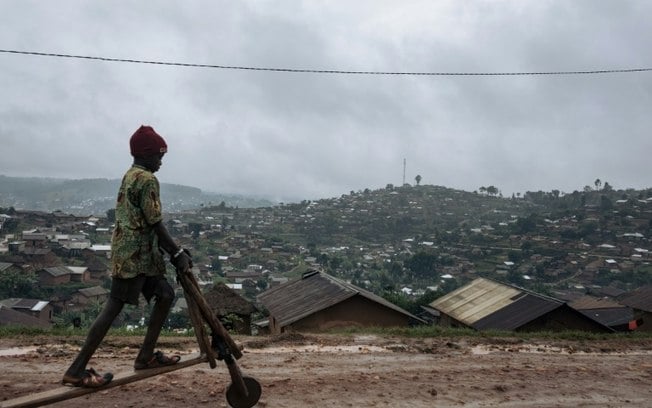 (Arquivo) Um menino anda de tchukudu - um patinete de madeira fabricado localmente - em Kanyabayonga, a última cidade antes da linha de frente entre o Exército da RD Congo e o grupo rebelde M23