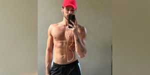 João Guilherme exibe físico definido no espelho