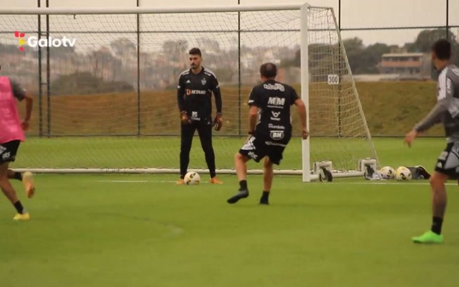 Cuca entra no treino dos jogadores do Atlético-MG e marca até golaço