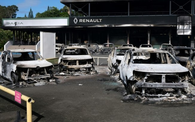 Veículos incendiados do lado de fora de uma concessionária de automóveis em 14 de maio de 2024 em Noumea, Nova Caledônia