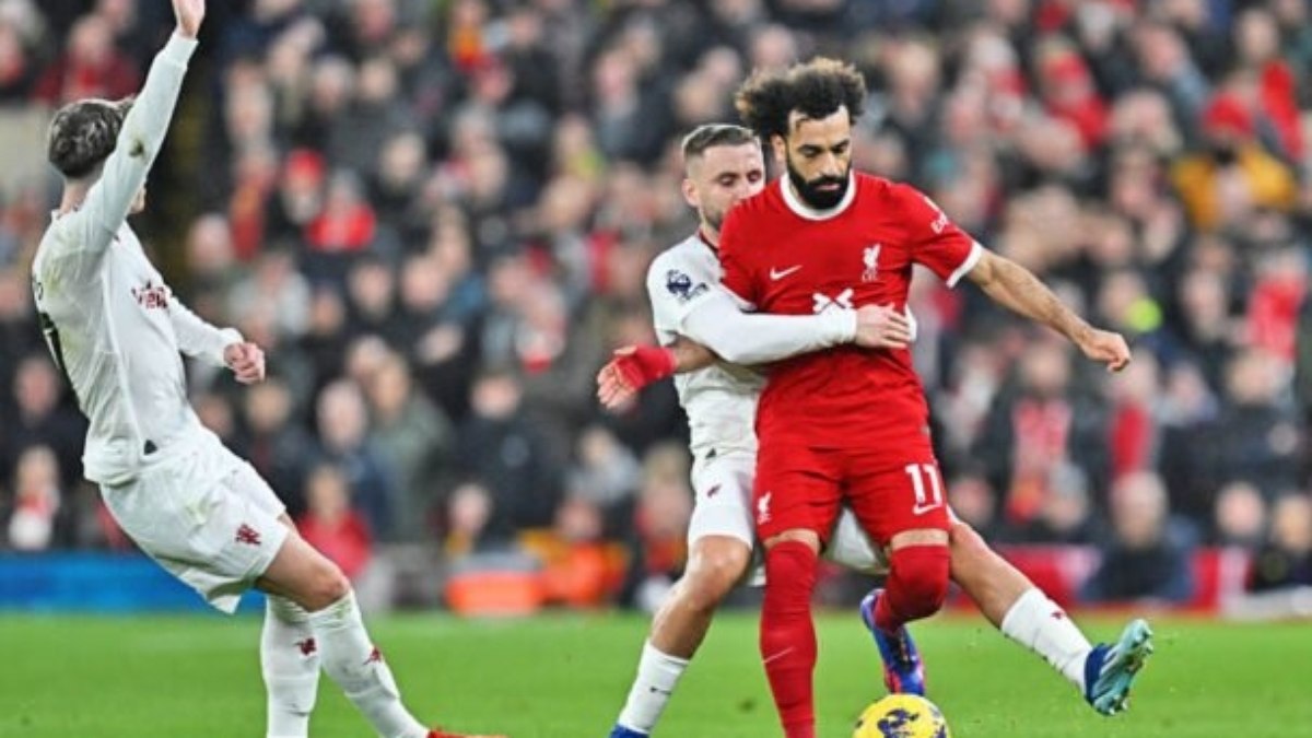 Salah faz 100° gol pelo líder Liverpool no Inglês em empate com