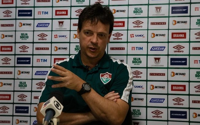 Diniz fala em pontos a serem corrigidos, mas elogia virada do Fluminense: 'Tivemos muito mérito'