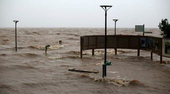 Cidades do sul começam a ser invadidas por água do rio Guaíba