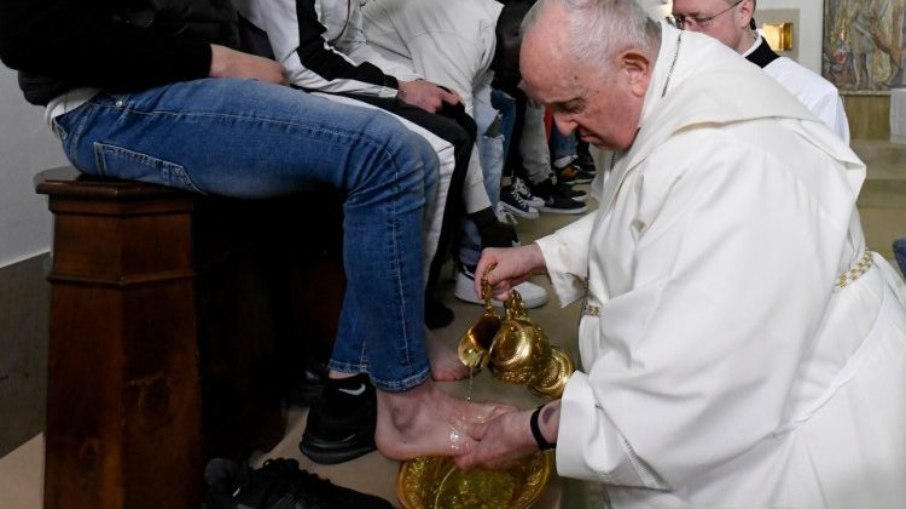 Papa durante cerimônia de lava-pés, tradição cristã na Semana Santa