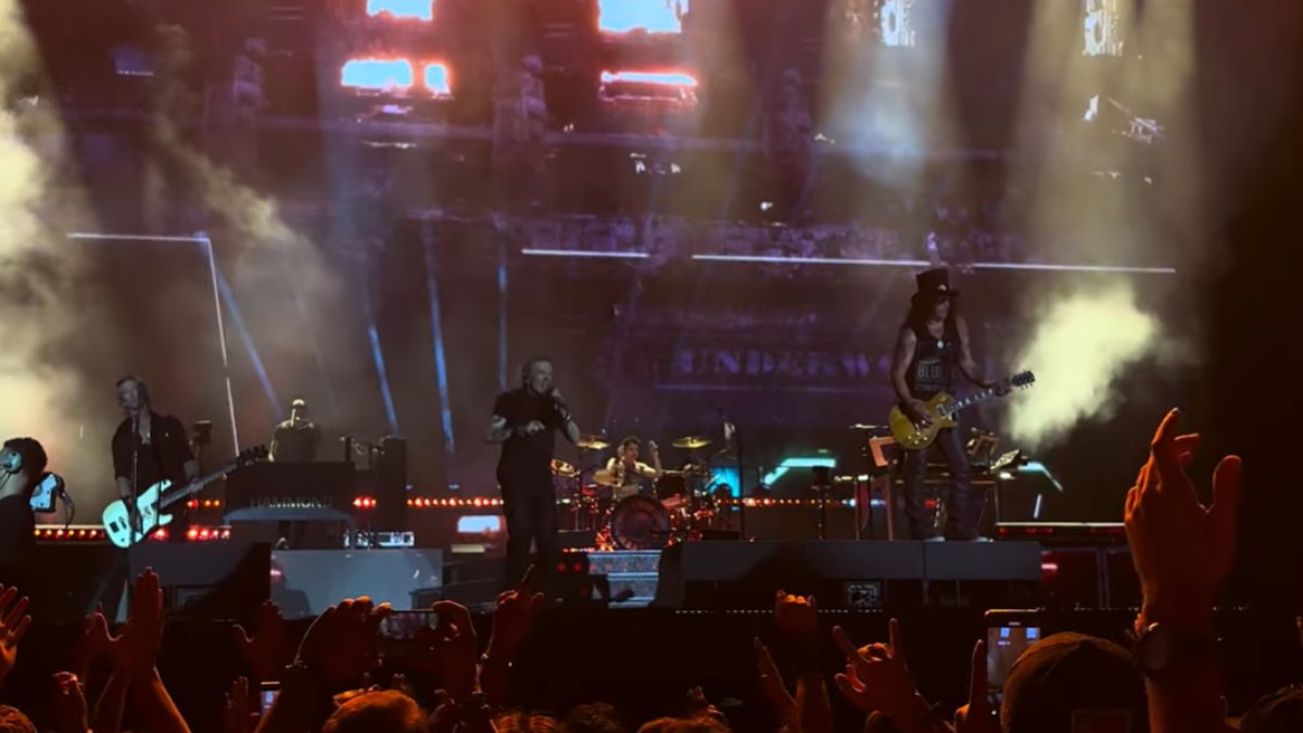Guns N’ Roses faz show nostálgico em SP com homenagem ao Ozzy