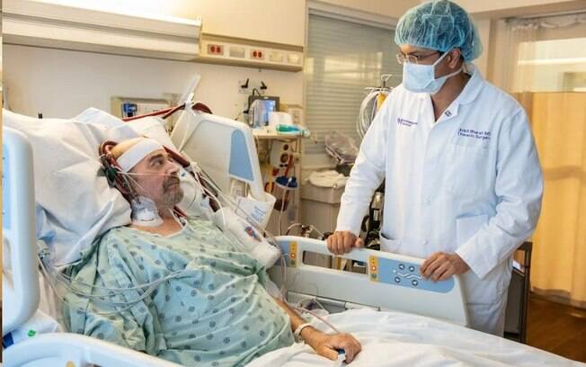 Antes de receber o transplante, Kuhns passou cem dias na UTI ligado a uma máquina de oxigenação por membrana extracorpórea, chamada de ECMO Antes de receber o transplante, Kuhns passou cem dias na UTI ligado a uma máquina de oxigenação por membrana extracorpórea, chamada de ECMO