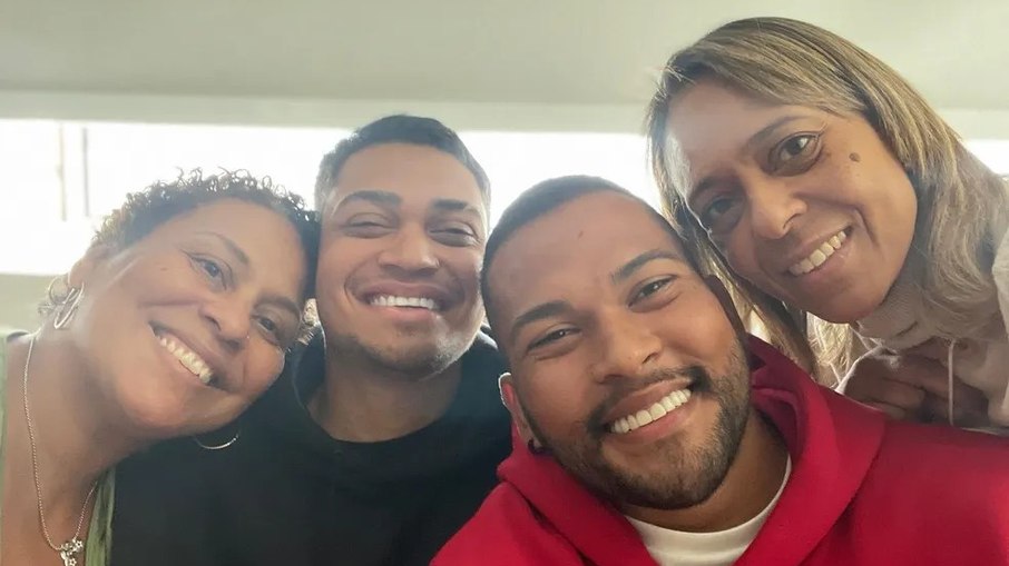 Da esquerda para direita, Kely (filha), Gabriel (neto), Octávio (neto) e Flávia (filha) acompanharam Pelé no hospital, nesta última quarta-feira (28)