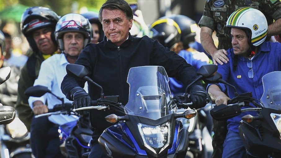 Bolsonaro circula de moto sem capacete Bolsonaro circula de moto sem capacete