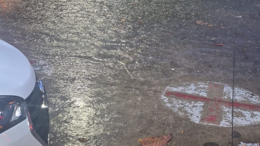 Rua alagada em Santos após forte temporal