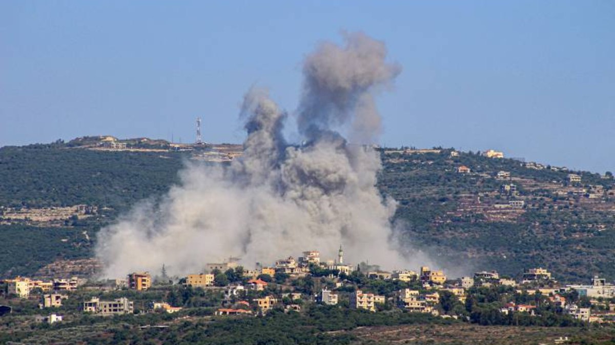 Fumaça é vista em vilarejo libanês após bombardeio israelense 