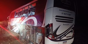 Ônibus de turismo bate em carreta e deixa 13 feridos na Bahia