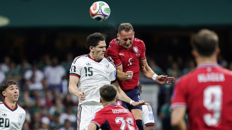 México vence Tchéquia, confirma 100% e elimina rival da Copa