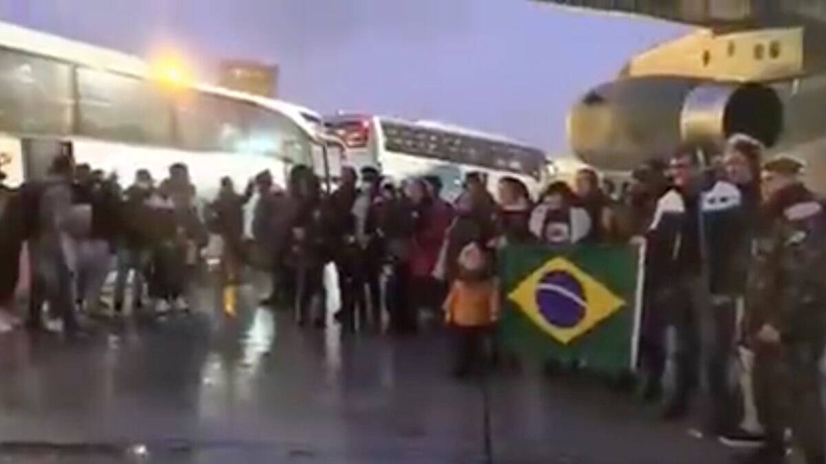 Brasileiros resgatados pelo avião da FAB